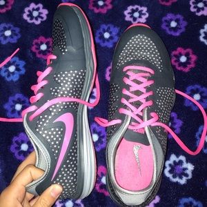 Women’s nike tennis shoes
